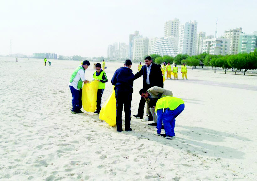 مدرسة النجاة المتوسطة نظمت حملة لتنظيف شاطئ السالمية بالتعاون مع بلدية حولي